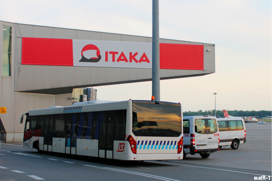 2074
Jeden z wielu autobusów które wożą ludzi z terminala lotniska do samolotów. P.S. Nie wiem do jakiej galerii zakwalifikować to zdjęcie, bo w sumie jest zrobione w Warszawie (więc podróże odpadają), ale na lotnisku...
Słowa kluczowe: Cobus 2074 Shuttlebus LotniskoChopina