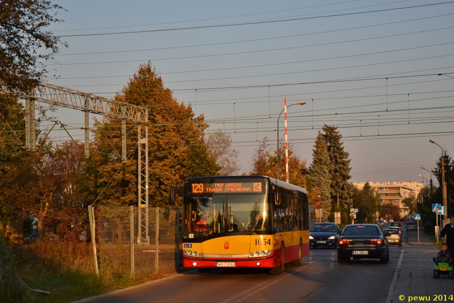 1054
Linia 129 na odcinku trasy, na który została skierowana 7 stycznia 2014. Urbinetka przekroczyła przed chwilą obwodową linię kolejową i udaje się w kierunku Ursusa.
Słowa kluczowe: SU10 1054 129 Strąkowa