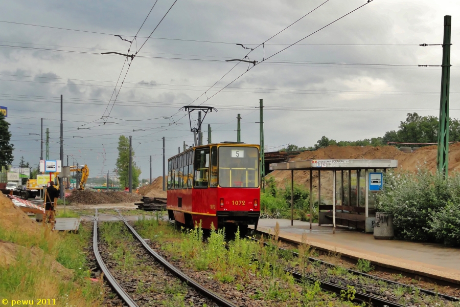 1072
A tutaj wolska stopiątka na tle budowanej trasy Mostu Północnego. Bardzo się to miejsce zmieniło, czyż nie?

Swoją drogą piątka miała wtedy skrajnie kuriozalną trasę: Metro Młociny - Zajezdnia "Żoliborz", czyli w sumie zatrzymywała się na 3 przystankach. Jednak ZTM jest instytucją absurdów... :D
Słowa kluczowe: 105Na 1072 5 ZgrupowaniaAKKampinos