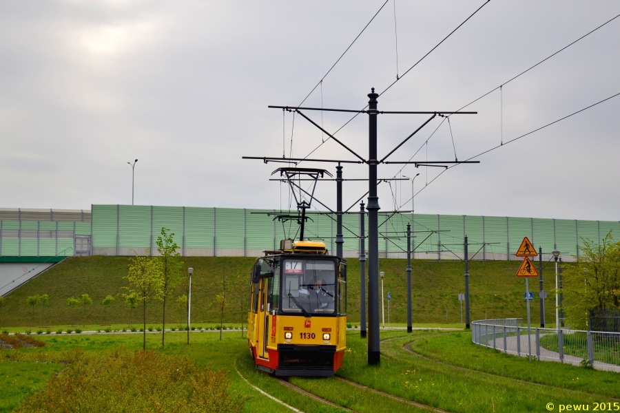 1130+1131
Kolejna stopiątka podąża pięknie zazielenionym torowiskiem w kierunku ulicy Światowida. Trzeba przyznać, że zazielenione torowisko idealnie wkomponowało się w otoczenie i całość wygląda bardzo spójnie i ładnie.

Na marginesie dodam, że dzisiaj zamontowano tabliczki MSI, według których ulica wzdłuż tego odcinka torów nazywa się Trakt Nadwiślański. Ja tutaj Wisły nie widzę, ale może urzędnicy mają lepszy wzrok :D 
Słowa kluczowe: 105Na 1130+1131 17 TraktNadwiślański