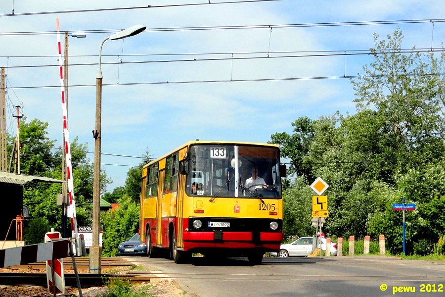 1205
Ostatni lewarek w Warszawie zwiedzający Choszczówkę. Na tej linii pojawił się pierwszy raz po przywróceniu wysokich brygad. 
Słowa kluczowe: IK260 1205 133 Mehoffera