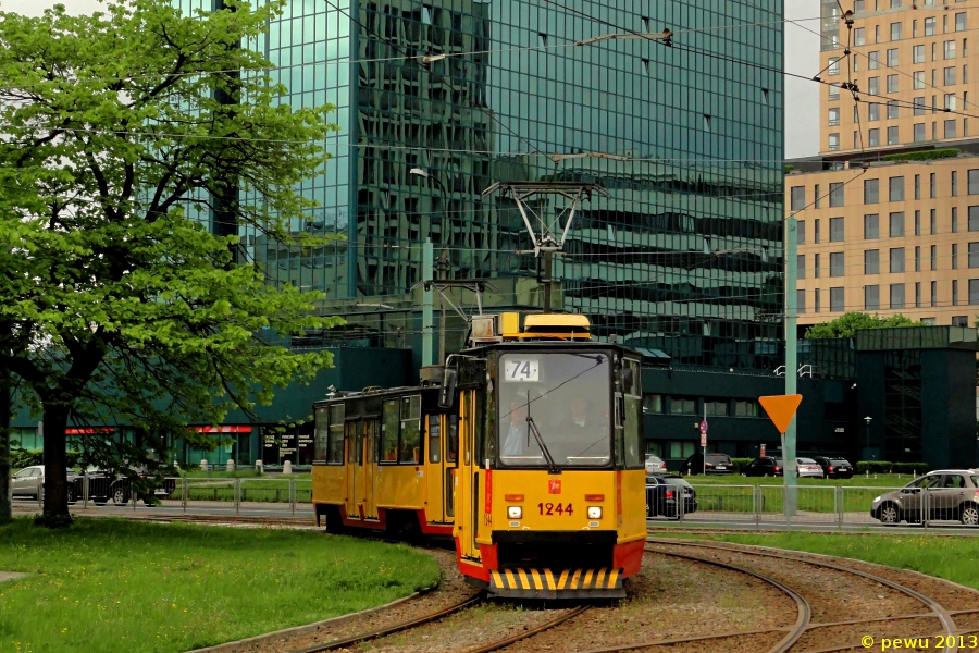 1244+1243
Jedna z tramwajowych linii zastępczych uruchomionych na czas zamknięcia stacji metra Świętokrzyska i Centrum. Można powiedzieć, że stopiątki odbijały się na niej jedna od drugiej :D
Słowa kluczowe: 105Na 1244+1243 74 Andersa