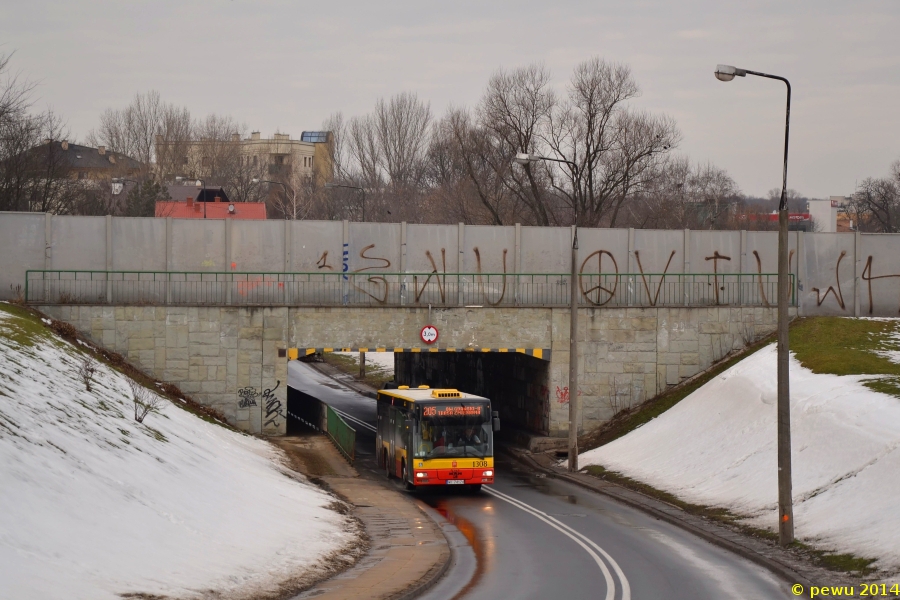 1308
Dzisiaj ostatni dzień przed zamknięciem ul. Gdańskiej i remontem tunelu pod Trasą Toruńską. Od jutra 205 zostaje skierowane na trasę objazdową, a to miejsce za parę miesięcy pewnie będzie wyglądało inaczej.
Słowa kluczowe: NM223 1308 205 Gdańska