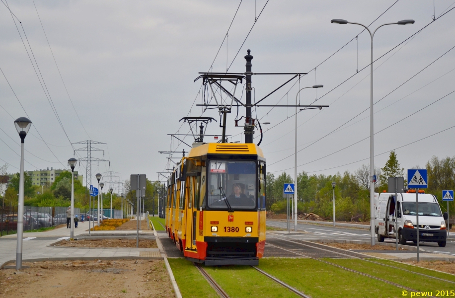 1380+1379
Od 4 maja linia 17 została skierowana do krańca Tarchomin Kościelny. Przy okazji pocięta została jej częstotliwość do 8 minut w szczycie i 12 poza nim, a w weekendy 15. Dzięki skierowaniu ww linii na Tarchomin po raz pierwszy pojawiły się tu liniowo stopiątki.
Słowa kluczowe: 105Na 1380+1379 17 TraktNadwiślański