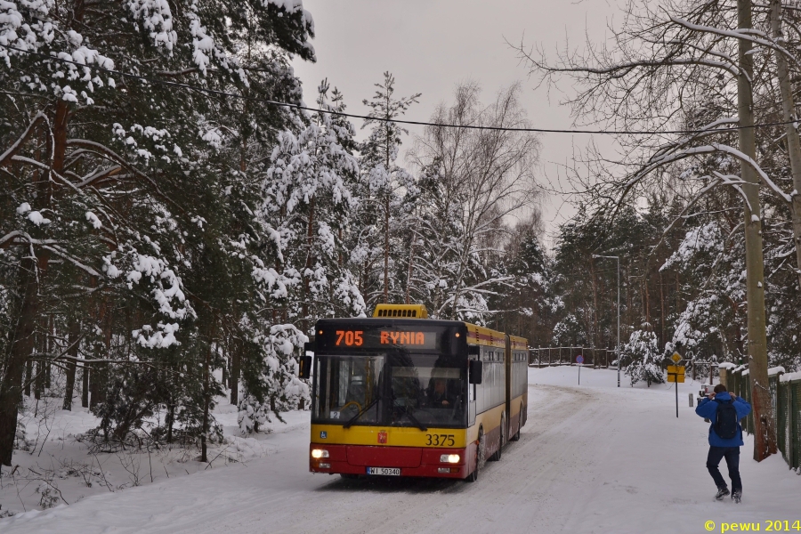 3375
Stary Man na linii 705 przedziera sie leniwie przez zaśnieżone ulice Ryni. 
Od poniedziałku (na około 3 miesiące, do kwietnia) w związku z budową kanalizacji w ulicach Spacerowej i Głównej w Ryni wszystkie kursy 705 zostają skrócone do krańca Białobrzegi. Żeby zapewnić dojazd do cywilizacji mieszkańcom Ryni urząd gminy Nieporęt uruchomi linie zastępczą na trasie Białobrzegi - Rynia, która będzie zsynchronizowana z autobusami 705. Rozkład dla chętnych: http://www.nieporet.pl/index.php?cmd=aktualnosci&opt=pokaz&id=972   Swoją drogą ciekaw jestem dlaczego zetkę uruchamia nie ZTM a urząd gminy.
Słowa kluczowe: NG313 3375 705 Spacerowa Rynia