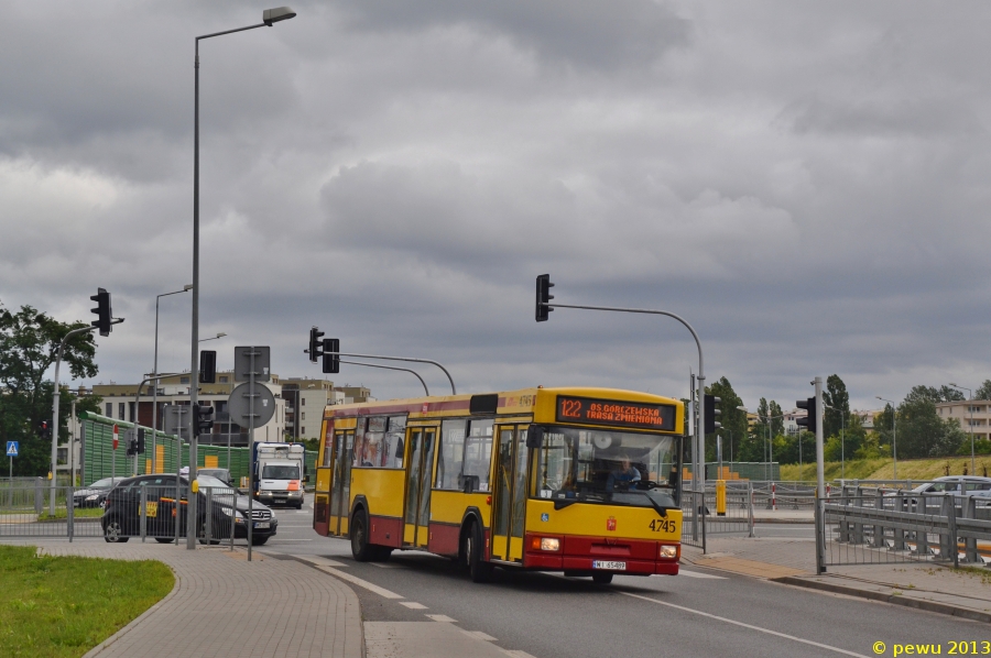 4745
Gniot skręca w drogę serwisową trasy szybkiego ruchu S-8, którą w zeszłym roku  wiódł objazd zamkniętego odcinka ul. Lazurowej.
Słowa kluczowe: M121M 4745 122 AlejaObrońcówGrodna