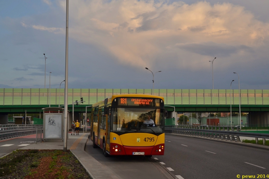 4795
Czarne chmury zbierają się nad gniociną...

Ciekawe do kiedy pojeżdżą gnioty z serii 47xx i 48xx.
Słowa kluczowe: M121M 4795 181 Marymoncka