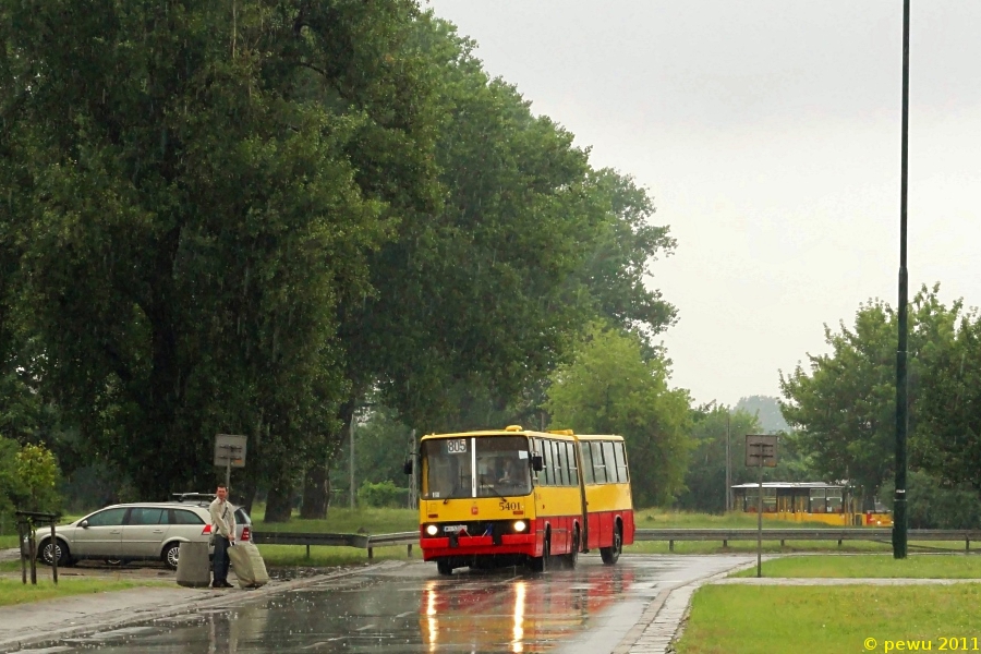 5401
Ostrobramski bizon, jedyny przegubowy Ikarus w nowym malowaniu, łamie się na wyjeździe z pętli i udaje w podróż do Marek.
Słowa kluczowe: IK280 5401 805 Kijowska