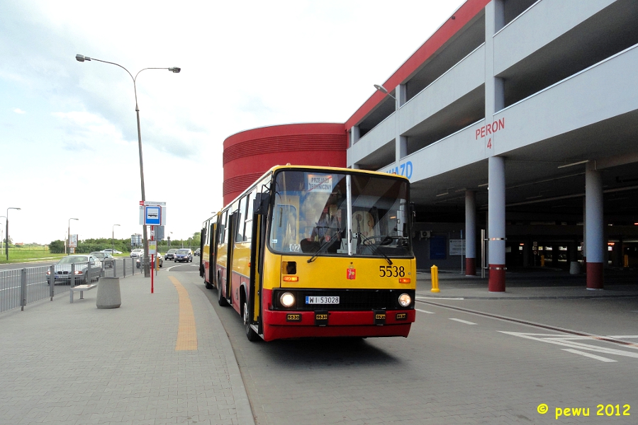 5538
Taki oto Ikarus pojawił się niespodziewanie wczoraj na popołudniowym dodatku 728.

Pozdrowienia dla kierowcy!

Dla chętnych, w środę ten wóz będzie jeździł na 62/733+711+721.
Słowa kluczowe: IK280 5538 728 P+RAlejaKrakowska