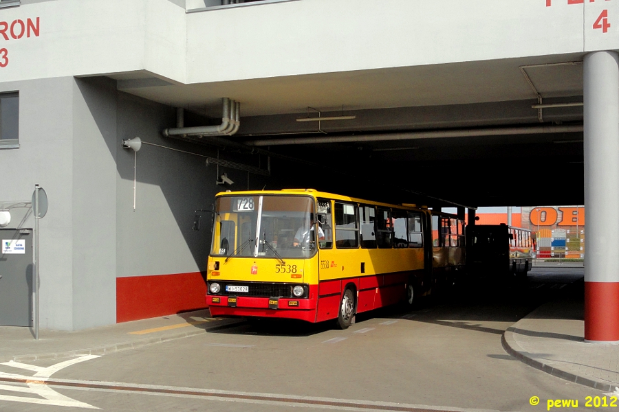 5538
Ikarus za chwilę popędzi do Złotokłosu (http://wawbus.y0.pl/displayimage.php?album=lastup&cat=0&pid=68#top_display_media).

Przepraszam za połowę autobusu w cieniu, ale chciałem ukazać bardzo rzadki już widok na tej pętli, a mianowicie 2 Ikarusy naraz czekające liniowo na odjazd. Jeśli się nie podoba to podmienię.
Słowa kluczowe: IK280 5538 728 P+RAlejaKrakowska