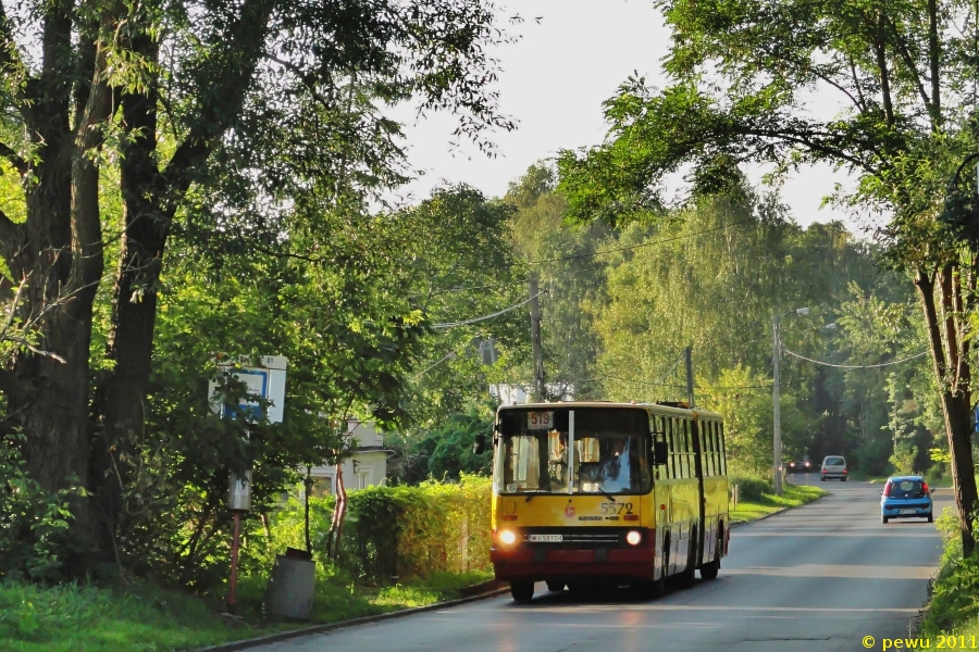 5572
I ostatnie zdjęcie z serii czyli Ikarus na porannym dodatku linii 519. W tamtych czasach dodatek 069, łączony z linią nocną N81, był jedyną szansą by złapać Ikarusa na 519 (o dziwo jeździł on również w szczycie B), jednak tylko w szczycie A wykonywał jeden podjazd do przystanku Stare Kabaty. Żeby wykonać taką fotografię, trzeba było przyjechać na kurs parę minut po 6 z Dw. Centralnego. Wiem, że to pewnie nie robi na nikim wrażenia, jednak była to moja pierwsza tak daleka i wczesna wyprawa :D
Słowa kluczowe: IK280 5572 519 Gąsek