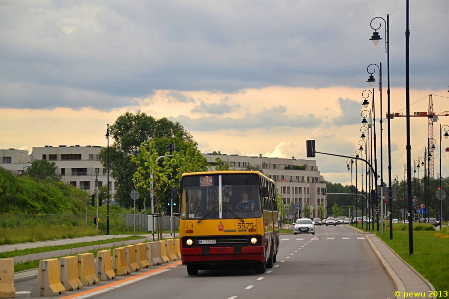 5575
W tym tygodniu po kilkudniowej przerwie znów wybrałem się na zdjęcia, więc zapodam kilka czerwcowych nowości. Pierwsza to Ikarus na 422. Linię od czerwca skrócono do Centrum i ograniczono godziny kursowania, jednak jeden pozytyw tego wszystkiego jest, właśnie wysokie brygady na niej :D
Słowa kluczowe: IK280 5575 422 AlRzeczypospolitej