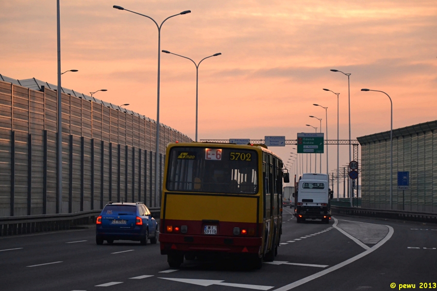 5702
Ex-Redutowy Ikarus na Tarchodworskim ekspresie zbliża się do krańca Metro Młociny.

Jedyną porą żeby złapać dobrze oświetlony, liniowy autobus na E-8 jest >9:00, ponieważ wtedy słońce nie znajduje się już całkowicie na wschodzie. Niestety po 9:00 są już tylko 3 kursy ww. linii. 
Słowa kluczowe: IK280 5702 E-8 TMP