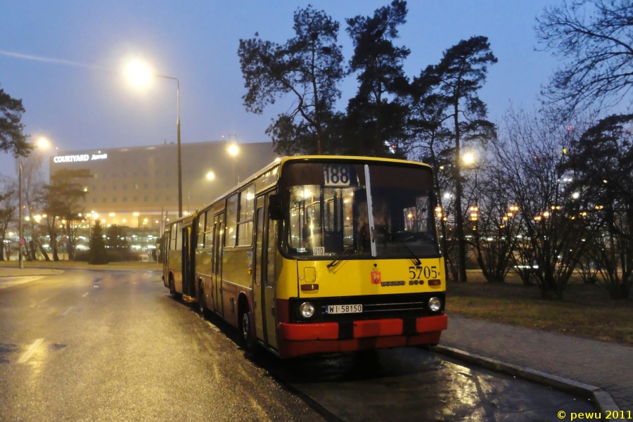 5705
Z braku bieżących fotek postanowiłem wstawić kilka archiwalnych zdjęć z czasów gdy Ikarusy na dobre szalały jeszcze po mieście i to z każdej zajezdni. Chciałem wybrać takie zdjęcia z którymi wiążą się niezapomniane jazdy tymi węgierskimi "cudami" motoryzacji. Nie mam ich z tamtych czasów dużo, ponieważ jak wiadomo, na początku focenia każdy robi zdjęcia "na swoim terenie", więc mało się jeździło po całej Warszawie, jednak kilka ciekawostek udało mi się wyciągnąć z archiwum.

W pierwszej części Ikarus na linii lotniskowej 188. Pamiętam, że wtedy specjalnie się zerwałem z treningu, żeby sfocić  Ikarusa na lotnisku i dobrze wybrałem, bo tego popołudnia port lotniczy odwiedziły aż trzy, dwa na 188 i jeden na 148.
Słowa kluczowe: IK280 5705 188 LotniskoChopina