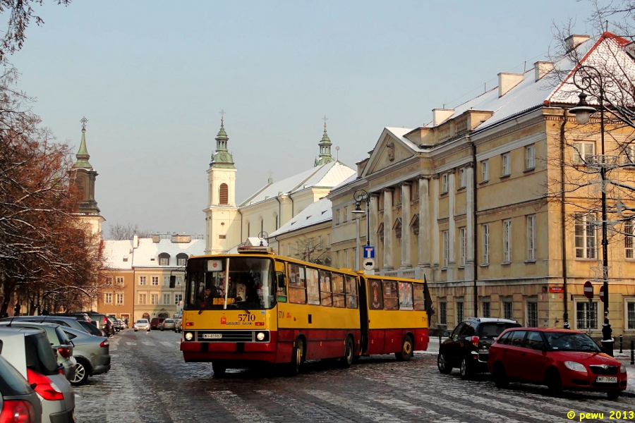 5710
Tym razem nie było bicia rekordu osób zmieszczonych w Ikarusie lecz przejazd Ikarusem po Warszawie z jakimś koncertem w środku. Trasa: Dw. Wileński - Pl. Zamkowy - Pl. Bankowy - Stadion Legii - Bemowskie Centrum Kultury - Targówek Ratusz.

Sory za tyle puszek w kadrze, ale zdjęcie robione na szybko, bo Ikarus przedwcześnie odjechał z pl. Zamkowego i musiałem się spieszyć. 
Słowa kluczowe: IK280 5710 Długa WOŚP