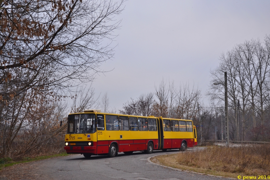 5715
Do Brzezin w najnowszych czasach przegubowe Ikarusy regularnie nie dojeżdżały, jednak wyjątkiem była Noc Muzeów. Nie wiem czy zdarzyło się to tylko raz, w 2011 roku, czy w poprzednich latach też, ale widok przeguba na 104 uwiecznił kolega Bartoni722 -> http://omni-bus.eu/omnigaleria/displayimage.php?pid=7936
Słowa kluczowe: IK280 5715 Brzeziny