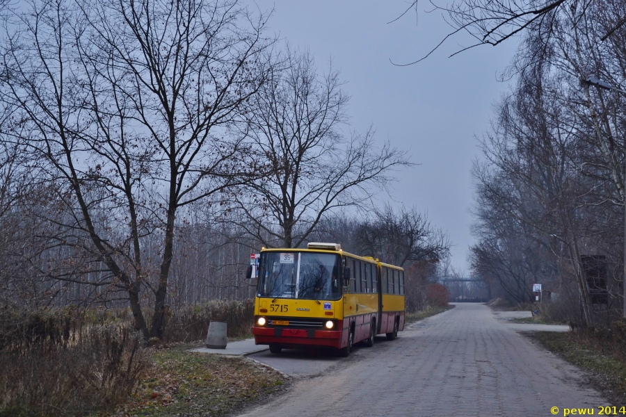 5715
Na Elsnerowie z kolei, jedynym czasem w roku, kiedy pojawiały się przegubowe Ikarusy, było święto Wszystkich Świętych, oraz przedświąteczne weekendy. Kiedy linia 170 przejeżdżała jeszcze na lewą stronę Wisły i kursowała do krańca przy Cm. Północnym, to rokrocznie, w ramach zasileń cmentarnych i świątecznych pojawiały się na niej długie Madziary.
Słowa kluczowe: IK280 5715 Bardowskiego