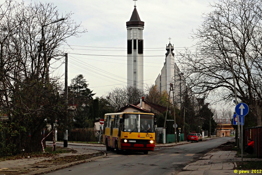 6373
1. listopada spokojną siekierkowską atmosferę co jakiś czas przerywał głośny ryk Ikarusów jeżdżących tego dnia, jak i następnego, na linii 167.
Słowa kluczowe: IK260 6373 167 Gwintowa WS2012