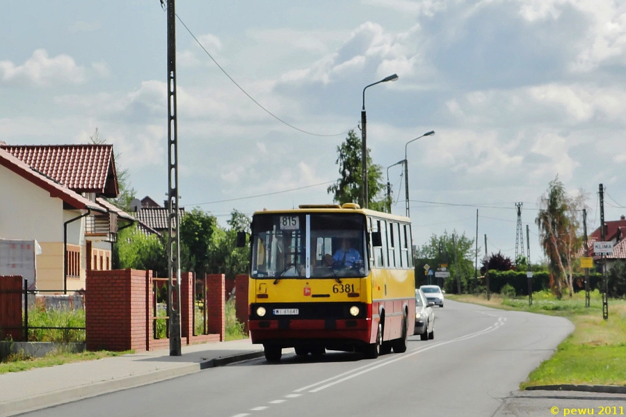 6381
Kolejna część to schyłek Ikarusów na dwóch "podolszyńskich" osiemsetkach czyli 809 i 815. Dokładnie to był to ostatni dzień zarówno Ikarusów na tych liniach, jak również kursowania samych linii, które zostały zawieszone na wakacje i już nie wróciły. Zdjęcia Ikarusa na 809, które by się nadawało do publikacji niestety nie mam, posiadam tylko knota robionego komórką z Okęcia :(
Słowa kluczowe: IK260 6381 815 Długa Podolszyn