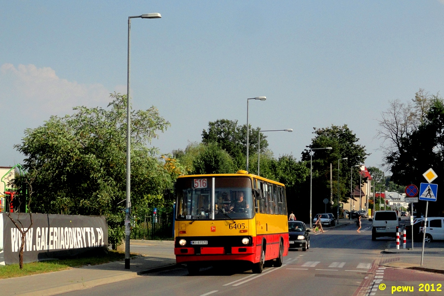 6405
A na koniec nowość której jeszcze nikt nie wstawiał, jestem pierwszy (@stront, Twoje tereny i jeszcze nie obfociłeś? Wstydź się... :P), czyli objazd zamkniętego odcinka ulicy Lazurowej od ulicy Górczewskiej do skrzyżowania z trasą S8. I oczywiście jest to pierwsze spotkanie tejże ulicy, o przepraszam, alei z komunikacją miejską.
Słowa kluczowe: IK260 6405 122 AlejaObrońcówGrodna