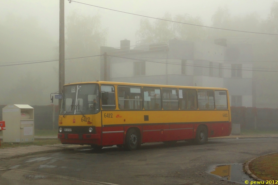 6412
Mglisty, spokojny poranek na Białołęce Dworskiej, solóweczka zaraz wyruszy w kurs powrotny na Tarchomin.
Słowa kluczowe: IK260 6412 152 BiałołękaDworska