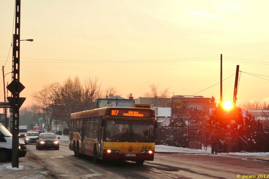 6836
Mroźny, słoneczny, zimowy poranek, jedna z najładniejszych scenerii na zdjęcia. Neoplan przejeżdża przebudowywaną obecnie ul. Kleszczową, która kategorycznie nadawała się do remontu już od dawna.
Słowa kluczowe: N4020 6836 187 Kleszczowa