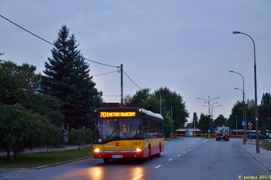 747
Trzeba przyznać, że łomiankowscy lakiernicy postarali się, bo wozy nie różnią się bardzo od naszych warszawskich.
Słowa kluczowe: SU12 747 701 Palisadowa