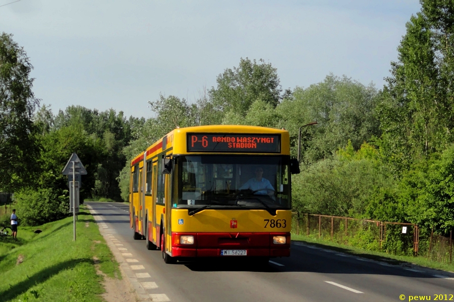 7863
Wspomnienie zeszłorocznych Mistrzostw Europy w Polsce i na Ukrainie. Linia P-6 miała za zadanie dowieźć ludzi z parkingu P+R przy Cmentarzu Północnym uruchomionym specjalnie na EURO w okolice Stadionu Narodowego. 

Wstawiam to zdjęcie zainspirowany tym: http://omni-bus.eu/omnigaleria/displayimage.php?pid=1209 oraz tym, że na Omni-Busie jest bardzo mało zdjęć linii P-x i SHx.

Zdjęcie dedykuję strontowi właśnie i Bartoniemu722!
Słowa kluczowe: M181M 7863 P-6 Wólczyńska