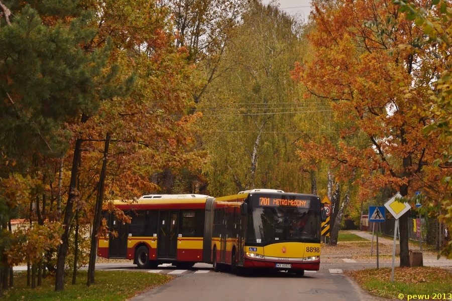 8898
Przy okazji przegubów na 701 pierwszy raz byłem dziś w tej części Łomianek i muszę przyznać, że o tej porze roku okolica ta prezentuje się świetnie.
Słowa kluczowe: SU18 8898 701 Łomianki Partyzantów