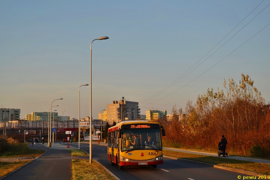 A168
Dosyć kontrastowa okolica. Po jednej stronie Trasy Siekierkowskiej wysokie blokowiska osiedla Gocław, a po drugiej wiejskie klimaty Wawra.
Słowa kluczowe: M083C Libero A168 219 Nowozabielska