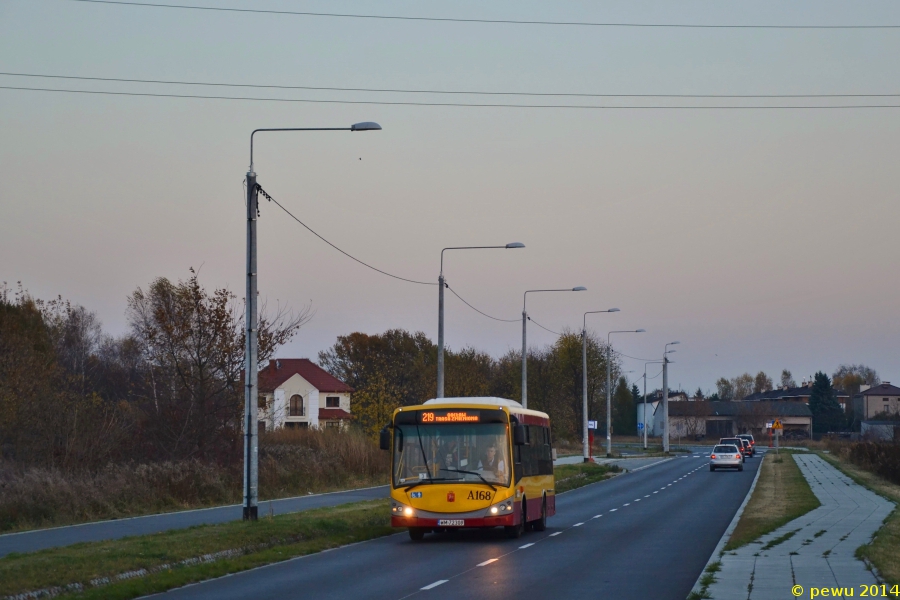 A168
Od 3 listopada linia 219 została wydłużona do Gocławia i skierowana na dwie nowowybudowane ulice w Wawrze, a mianowicie Nowozabielską i Skalnicową. Na zdjęciu Jelczyk podąża w kierunku Gocławia tą drugą, która została wybudowana praktycznie w szczerym polu. Ciekaw jestem za ile czasu wokół zaczną wyrastać nowe osiedla i domy jednorodzinne.
Słowa kluczowe: M083C Libero A168 219 Skalnicowa