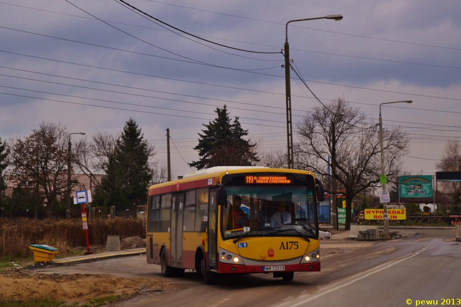 A175
Libero wyjeżdża z tymczasowego krańca Kombajnistów uruchomionego na czas remontu nawierzchni ul. Trakt Lubelski. Trzeba przyznać, że w ostatnim czasie sypnęło tymi tymczasowymi krańcami na Wawrze.
Słowa kluczowe: M083C Libero A175 119 Bronowska