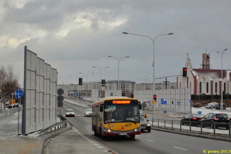 A177
Linia 177 również musi objeżdżać ul. Cierlicką. Swoją drogą, gdyby nie niedawno oddana do użytku ul. Nowolazurowa, to autobusy, żeby przejechać pod lub nad linią kolejową musiałyby jeździć aż do tunelu we Włochach czyli kawał drogi.

Taka ciekawostka: na trasie objazdowej w stronę krańca P+R Al. Krakowska linia 177 na przystankach "Ursus - Ratusz" zatrzymuje się aż 5 razy pod rząd!
Słowa kluczowe: M083C Libero A177 177 Nowolazurowa