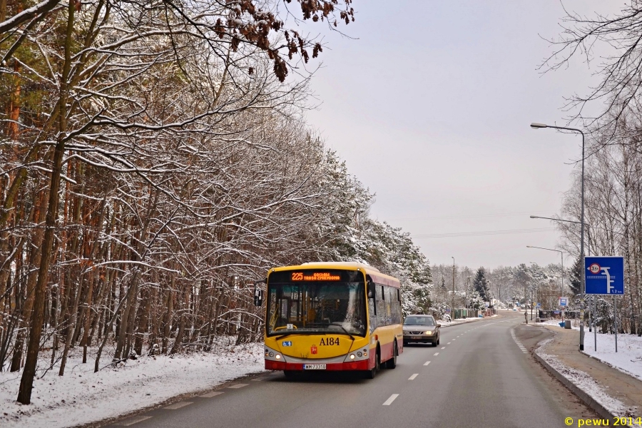 A184
Mały Jelczyk zbiera się w drogę powrotną na Gocław, przez pięknie ośnieżony Rembertów.
Słowa kluczowe: M083C Libero A184 225 Czwartaków