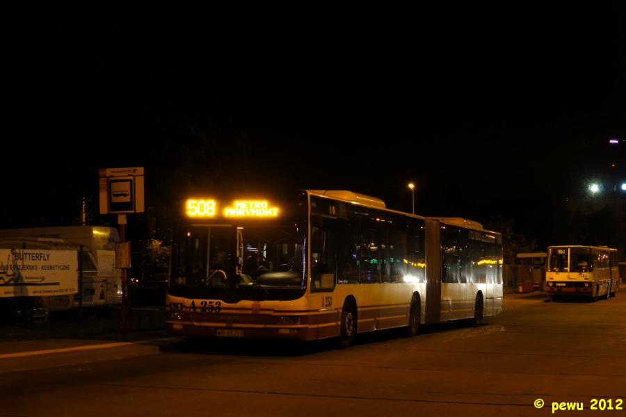 A253
Ostatni autobus na linii 508 za chwilę odjedzie w swój ostatni kurs na Metro Marymont i z powrotem. Tym samym pożegnaliśmy najważniejszą do niedawna linię łączącą Tarchodwory z metrem.
Słowa kluczowe: LionsCityG A253 508 Nowodwory