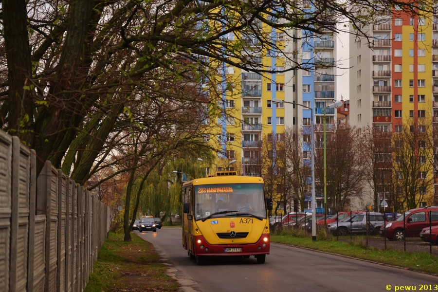 A371
Solinka objeżdża zamknięte skrzyżowanie Wólczyńska/Sokratesa.
Słowa kluczowe: H7-20 Solina A371 Kwitnąca