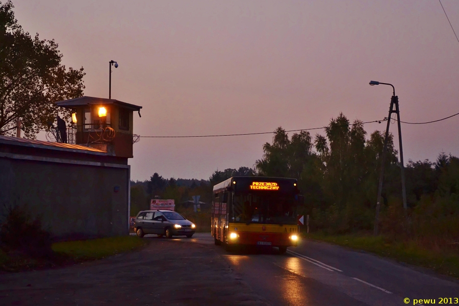 A411
Ostatnio całkiem przypadkowo dowiedziałem się, że czasem zjazdy z 04/152 odbywają się klimatyczną ulicą Cieślewskich biegnącą wzdłuż białołęckiego więzienia.
Słowa kluczowe: NL223 A411 Cieślewskich