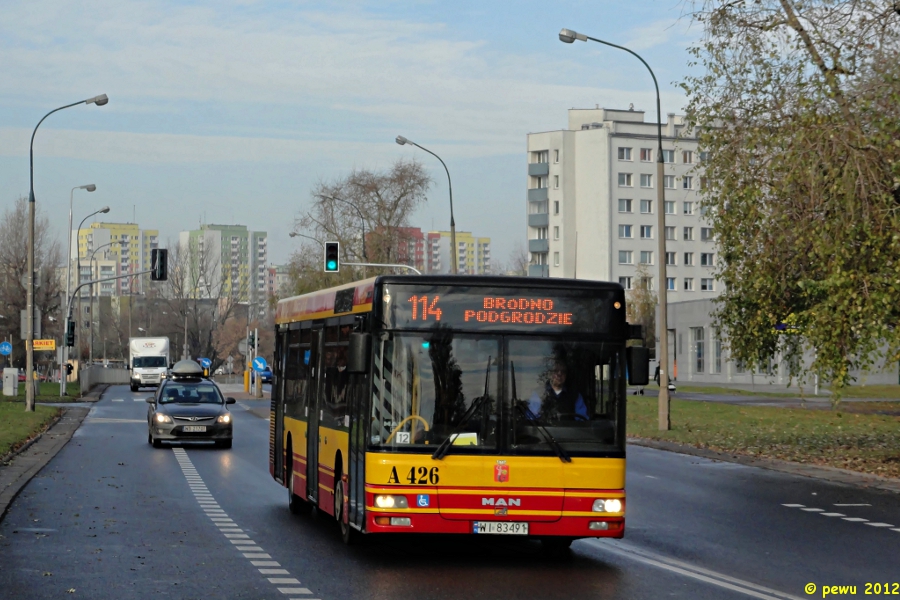 A426
Z powody obsadzenia większością przegubowych wozów linii cmentarnych, zdarzały się takie widoki.
Słowa kluczowe: A426 Conrada 114 NL223 WS2012