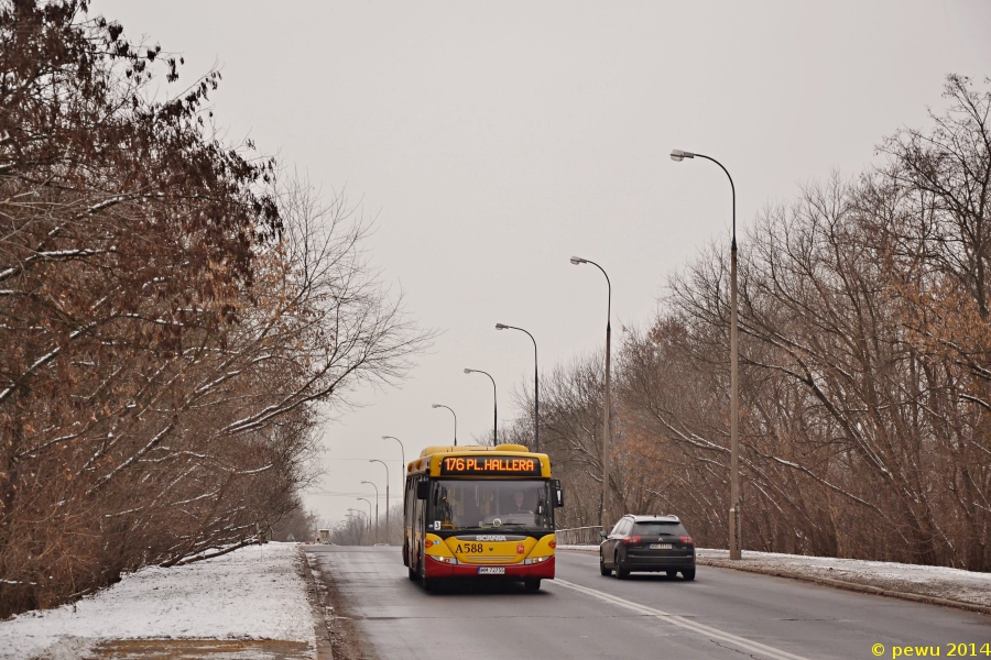 A588
Skakanka właśnie przekroczyła wiadukt nad bocznicą kolejową i kieruje się dalej w stronę placu Hallera.
Słowa kluczowe: CN270UB OmniCity A588 176 Marywilska