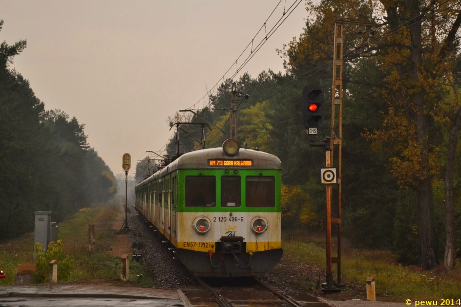 EN57-1712
Kibel z Kolei Mazowieckich jesienną, deszczową porą oddala się ze stacji Śródborów w kierunku Warszawy. Wąskie gardło między Otwockiem a Pilawą zmusza większość pociągów dalekobieżnych do nadrabiania drogi przez Mińsk Mazowiecki.
Słowa kluczowe: EN57 EN57-1712 KM713 Śródborów Otwock