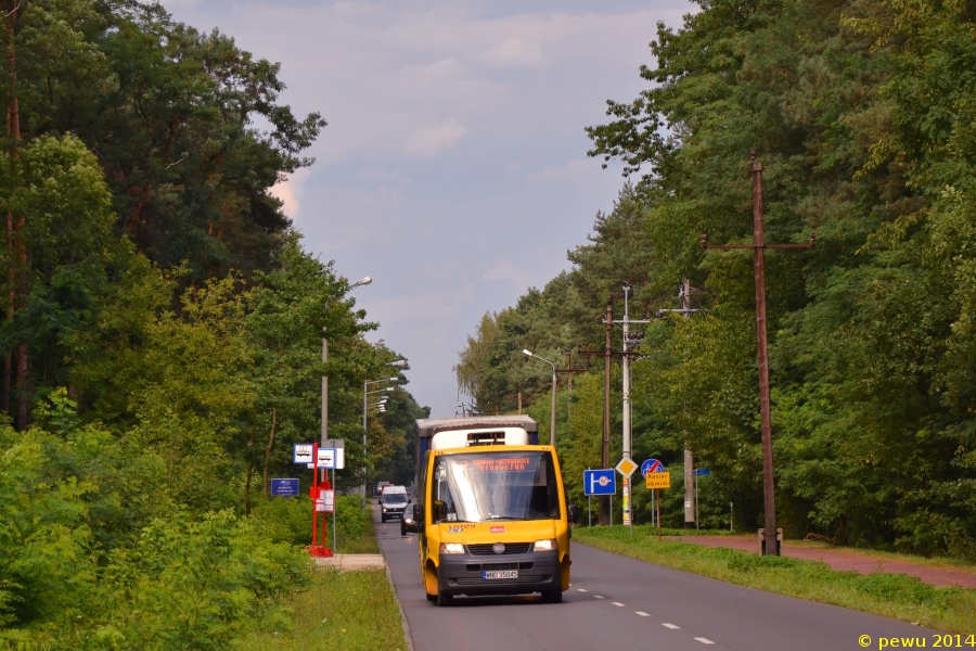 M029
L-7 to chyba najdłuższa linia lokalna w sieci ZTM. Łączy szpital w Dziekanowie Leśnym ze Starostwem Powiatowym w Ożarowie Mazowieckim. Po drodze przejeżdża przez Warszawę, Laski, Izabelin, Stare Babice, Wieruchów i Strzykuły. Wykonuje raptem kilka kursów na cały dzień a obsługiwana jest dwoma (?) busikami z Mobilisu.
Słowa kluczowe: VDLBerkhofProCity M029 L-7 Wiślana Łomianki