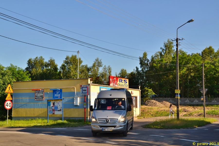 WWL60940
Linia L-8 w obie strony wykonuje podjazdy kieszeniowe do przystanku "Szkolna" w Izabelinie, przy którym znajduje się szkoła podstawowa.

PS. Byłbym wdzięczny gdyby ktoś podał dokładny model pojazdu.

PS2. To zdjęcie to przedsmak wakacji, w trakcie których mam zamiar objechać rowerem wszystkie Lki, trzymajcie kciuki żeby się udało! :D
Słowa kluczowe: Mercedes 515CDi WWL60940 L-8 Graniczna Izabelin