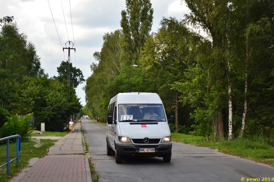 WWL67188
Z dniem dzisiejszym rozpoczęliśmy wraz z użytkownikiem mck rowerowy objazd wszystkich linii lokalnych pod banderą ZTM. Na początek chcieliśmy jakąś która jeździ dosyć blisko nas i wybór padł na L17. Linia ta łączy centrum handlowe M1 w Markach i jednorodzinne osiedle Zielonka Bankowa w Zielonce, po drodze przejeżdżając przez centrum Marek oraz Zielonki. Na linii jeździ jedna brygada obsługiwana takim oto Mercedesem (tradycyjnie już, proszę o podpowiedzenie modelu). Z tego co zauważyłem frekwencja dopisuje, z samej pętli w Zielonce odjechało około 7 osób. Na koniec proszę wszystkich o trzymanie kciuków aby udało nam się objechać wszystkie Lki, jeśli się nie uda, dokończymy na pewno w przyszłe wakacje :D
Słowa kluczowe: Mercedes WWL67188 L17 WojskaPolskiego Zielonka