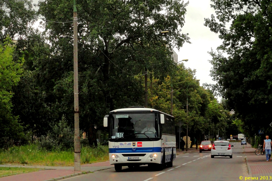 Y012
Nie tylko Warszawa, ale i Legionowo się remontuje. Tutaj objazd spowodowany budową ronda na skrzyżowaniu ulic Parkowej i Sobieskiego.

BTW.: jakby ktoś podał dokładny model wozu do tagów...
Słowa kluczowe: IrisbusAxer12M WU61933 Y012 L10 Mickiewicza Legionowo