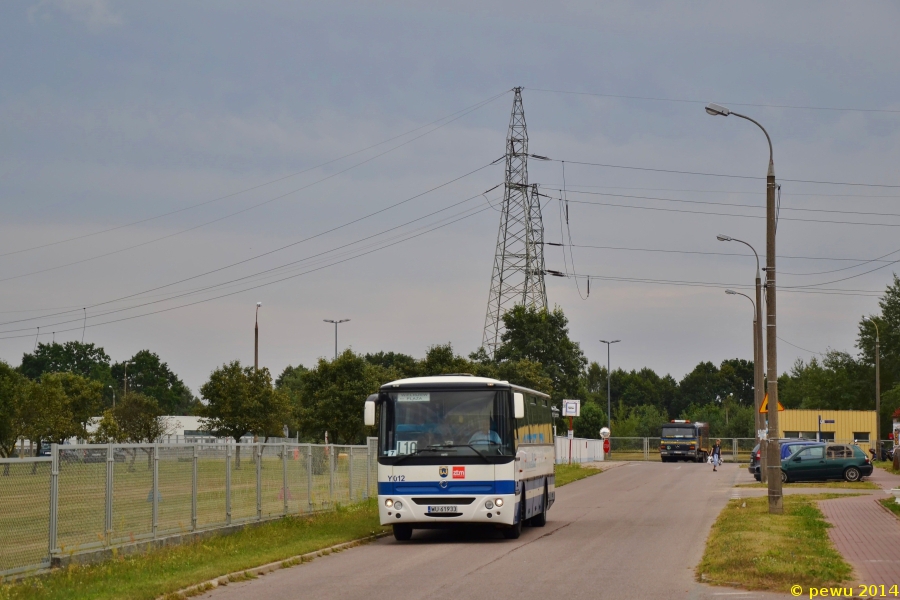 Y012
Drugi z celów dzisiejszej wyprawy, czyli linia L10. Podobnie jak L-9 obsługiwana jest Irisbusami z PKSu Warszawa czyli Polonusa. Łączy ona stację kolejową w Legionowie z plażą w Wieliszewie po drodze klucząc przez Legionowo, zaliczając stację kolejową w Michałowie - Reginowie oraz przejeżdżając przez centrum Wieliszewa. W tygodniu zapełnienie jest dosyć małe (tylko 4 kursy dziennie), jednak swoją "moc" linia pokazuje dopiero w letnie weekendy, kiedy to, jak mówił kierowca, czasem nie udaje się zabrać wszystkich chętnych z pętli Wieliszew - Plaża.
Słowa kluczowe: IrisbusAxer12M Y012 L10 600-lecia Wieliszew