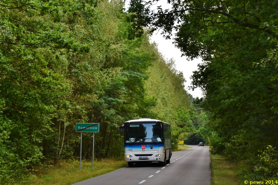 Y015
Na drugi dzień objeżdżania linii lokalnych wybraliśmy dwie "wieliszewskie", L-9 i L10. Pierwsza z nich, widoczna na zdjęciu, łączy stację kolejową w Legionowie i szkołę w Komornicy (której obecności w najbliższym otoczeniu krańca nie stwierdzono) po drodze przejeżdżając przez Wieliszew i wsie Komornica i Poddębie oraz wykonując podjazd kieszeniowy do przystanku Wieliszew - Plaża. Frekwencja z tego co widziałem była całkiem dobra, jednak tylko do Wieliszewa, potem w Komornicy wysiadło jeszcze parę osób a do krańca autobus dojechał pusty.
Słowa kluczowe: IrisbusAxer12M Y015 L-9 Wspólna Komornica