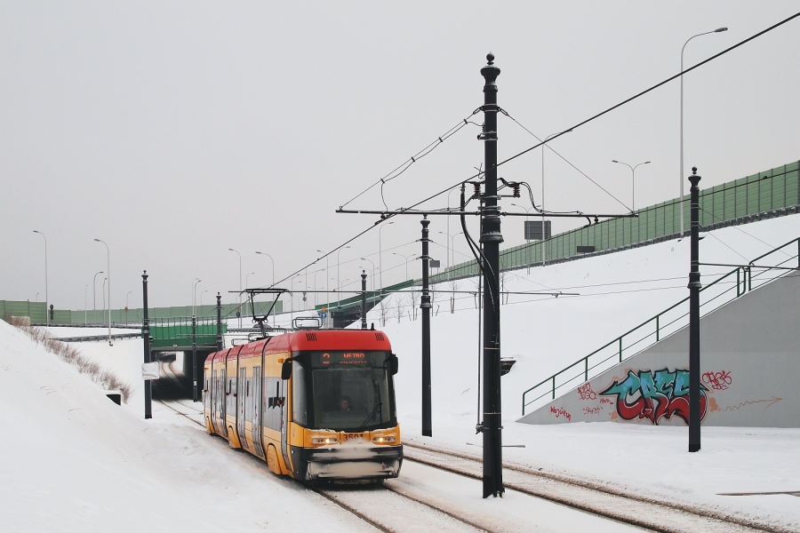 3501
Na szlaku nowej tramwajowej trasy staroświdrzańskiej (bo powiedzieć, że tarchomińskiej, to chyba będzie nadużycie :D )...
Słowa kluczowe: 120NaDuo 2 3501 TMP