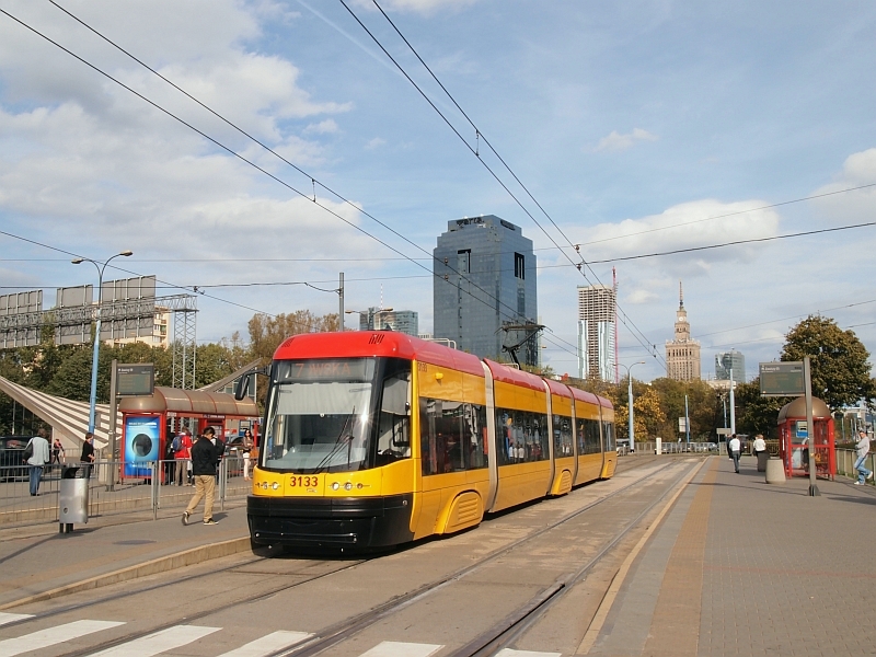 3133
Banalna miejscówka, trywialny tramwaj i... próba wykonania zdjęcia w taki sposób, by przy ładnej i słonecznej pogodzie wyświetlacz Swinga wyszedł możliwie cały, a nie jeden czy dwa wąskie paski... 
Słowa kluczowe: 120Na 3133 7 AlejeJerozolimskie