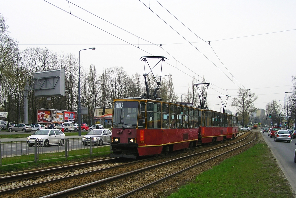 1166+1167+1195
Wiosna 2008 r. przyniosła zakończenie remontu ul. Puławskiej. Postanowiono skierować "potrójniaki" do obsługi bardzo popularnych linii 17 i 26 (najwyraźniej nie można było zwiększyć częstotliwości kursów, więc zwiększono nieco liczbę samych wagonów).
Niektóre składy dojeżdżały na trasę "dwudziestki szóstki" jako linia 10.
Słowa kluczowe: 105Na 1166+1167+1195 10 PowstańcówŚląskich 3x105Na