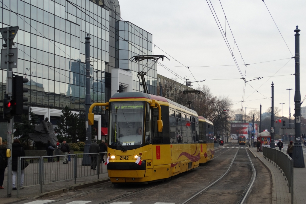 2142+2143
"Czternastki" się nie doczekałem (może następnym razem), ale "dziesiątką" z napisem "Marymont-Potok" nie pogardziłem. A że tego składu jeszcze na Omni-Busie nie było, to... tym lepiej ;)
Słowa kluczowe: 123N 2142+2143 10 placBankowy